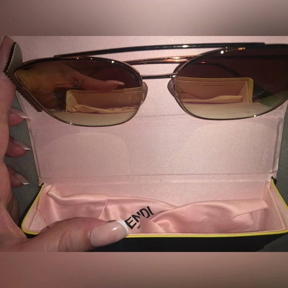 Fendi rose gold oversized freedom sunglasses Swarovski crystals 450$ casual fall